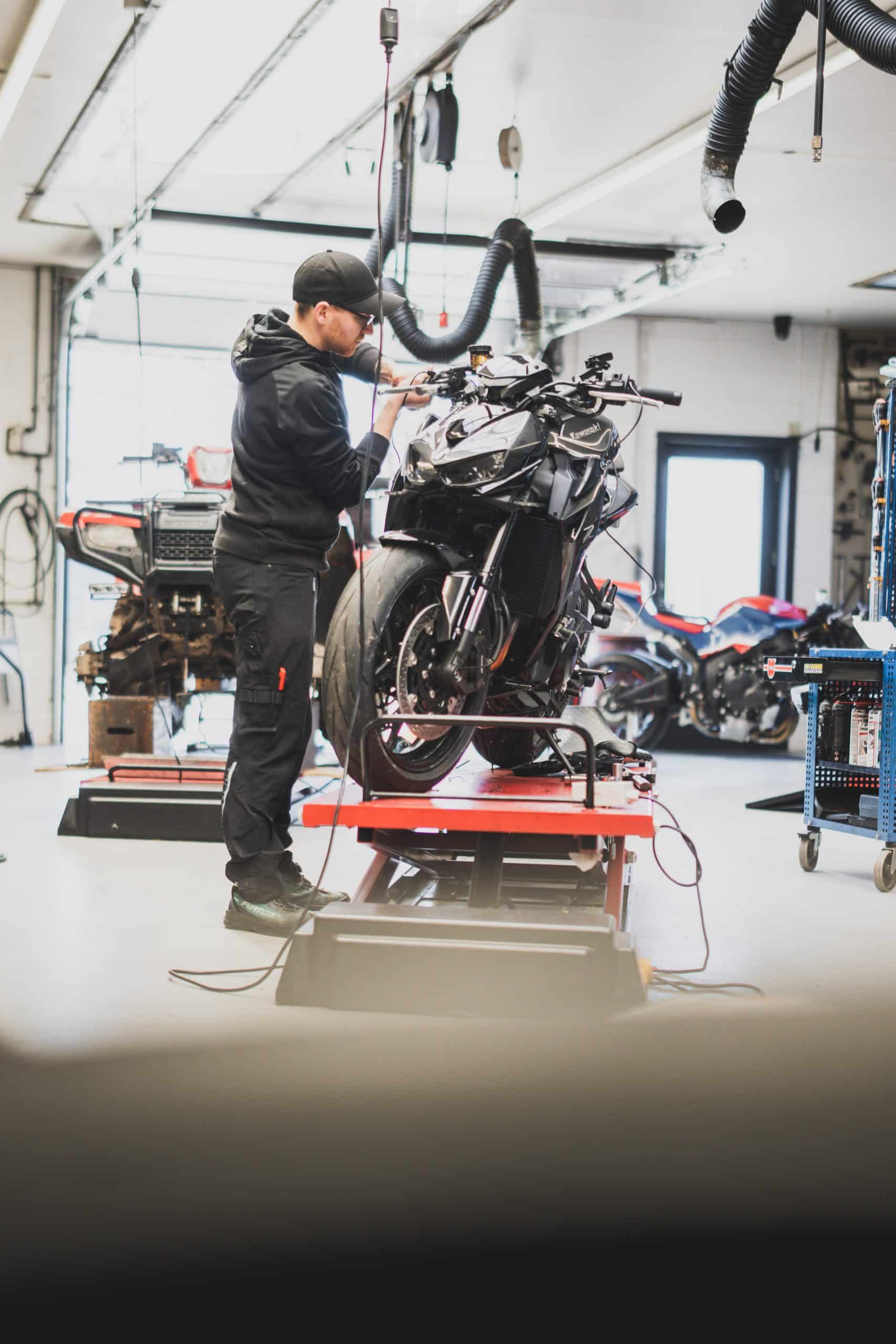 Bremseservice på motorcykel