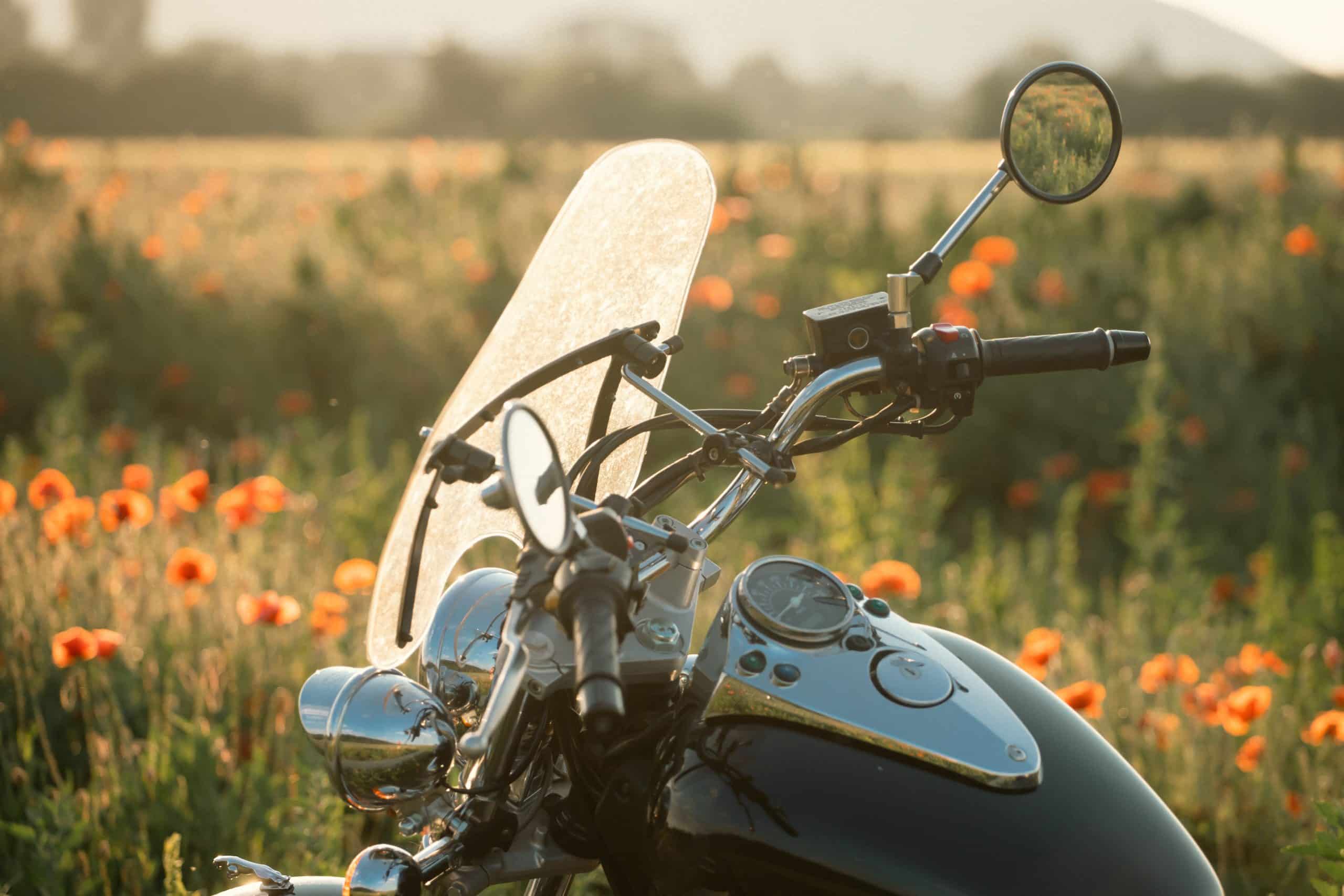 Motorcykel i fin solnedgang. Forårsklargøring af din motorcykel.